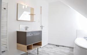 Maisons de vacances Amazing Home In Saint-germain-sur-ay With Wifi : photos des chambres