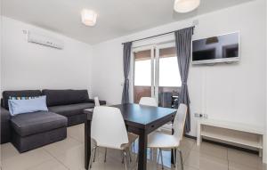 Gorgeous Apartment In Mandre With Wifi
