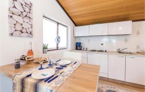 Lovely Apartment In Supetarska Draga