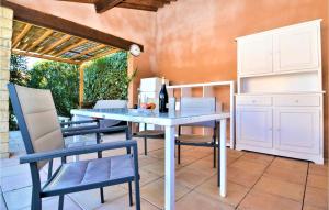 Maisons de vacances Awesome Home In St Andr Dolrargues With 3 Bedrooms, Indoor Swimming Pool And Outdoor Swimming Pool : photos des chambres
