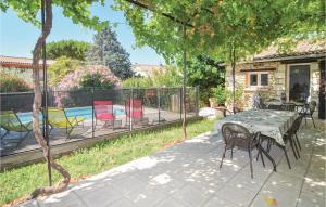 Maisons de vacances Beautiful home in Pujaut with 4 Bedrooms and Outdoor swimming pool : photos des chambres