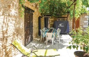 Maisons de vacances Beautiful home in Pujaut with 4 Bedrooms and Outdoor swimming pool : photos des chambres