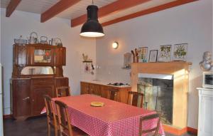 Maisons de vacances Awesome home in Plourivo with 2 Bedrooms : photos des chambres