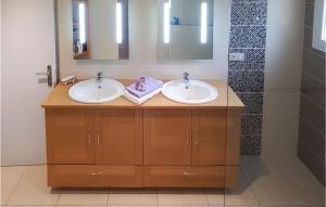 Maisons de vacances 3 Bedroom Nice Home In Quarante : photos des chambres