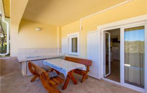 2 Bedroom Nice Apartment In Potocnica 