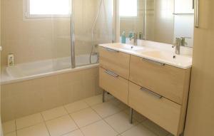 Maisons de vacances 3 Bedroom Stunning Home In St, Michel En Lherm : photos des chambres