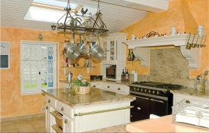 Maisons de vacances Nice Home In Rioux With Outdoor Swimming Pool : photos des chambres