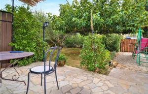 Maisons de vacances Nice Home In Saint Victor La Coste With Kitchen : photos des chambres