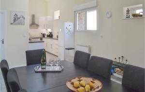 Maisons de vacances Awesome home in Caurel with 4 Bedrooms and WiFi : photos des chambres