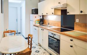 Appartements Amazing apartment in Mers-les-Bains with 2 Bedrooms and WiFi : photos des chambres