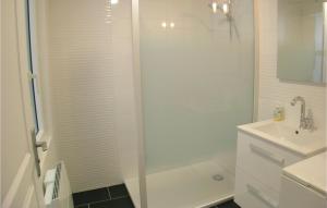 Appartements 2 Bedroom Awesome Apartment In Mers-les-bains : photos des chambres