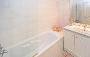 2 Bedroom Cozy Home In Aigues-Mortes