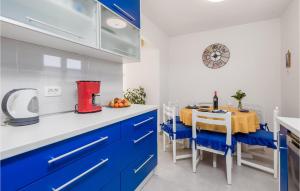 3 Bedroom Cozy Apartment In Viskovo