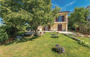 3 Bedroom Cozy Apartment In Viskovo