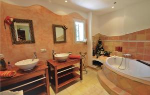 Maisons de vacances Amazing Home In Salernes With Wifi : photos des chambres