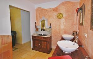 Maisons de vacances Beautiful Home In Salernes With 5 Bedrooms, Wifi And Outdoor Swimming Pool : photos des chambres