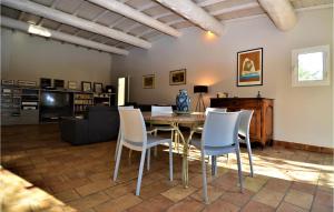 Maisons de vacances Awesome Home In Graveson With 4 Bedrooms, Wifi And Outdoor Swimming Pool : photos des chambres