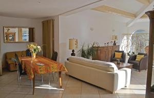 Maisons de vacances Awesome Home In Toulon : photos des chambres