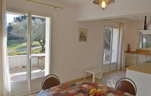 Maisons de vacances Awesome Home In Toulon : photos des chambres