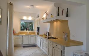 Maisons de vacances Awesome Home In Toulon : photos des chambres