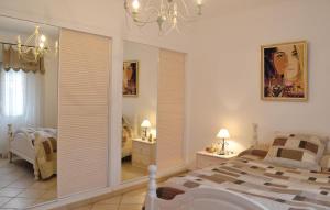 Maisons de vacances Awesome Home In Toulon : photos des chambres