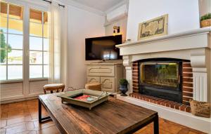 Maisons de vacances 4 Bedroom Lovely Home In Bellegarde : photos des chambres