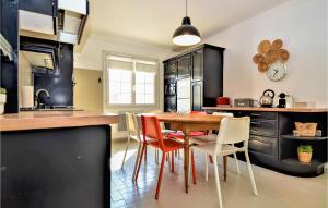 Maisons de vacances 4 Bedroom Lovely Home In Bellegarde : photos des chambres