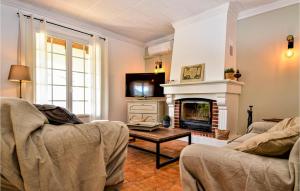 Maisons de vacances 4 Bedroom Lovely Home In Bellegarde : photos des chambres