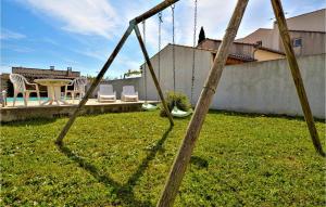 Maisons de vacances 4 Bedroom Lovely Home In Bellegarde : photos des chambres