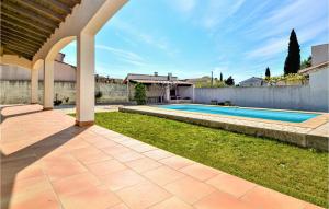 Maisons de vacances 4 Bedroom Lovely Home In Bellegarde : photos des chambres