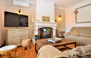 Maisons de vacances 4 Bedroom Lovely Home In Bellegarde : photos des chambres