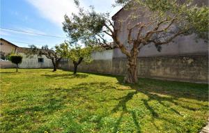 Maisons de vacances 4 Bedroom Lovely Home In Bellegarde : photos des chambres