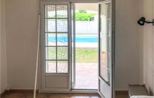 Maisons de vacances 4 Bedroom Lovely Home In Bellegarde : photos des chambres