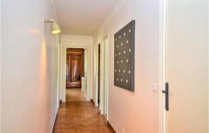 Maisons de vacances 4 Bedroom Lovely Home In Bellegarde : photos des chambres