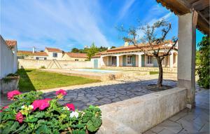 Maisons de vacances 4 Bedroom Lovely Home In Bellegarde : photos des chambres