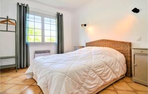 Maisons de vacances 4 Bedroom Lovely Home In Bellegarde : photos des chambres