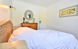 Maisons de vacances 4 Bedroom Lovely Home In Bellegarde : photos des chambres