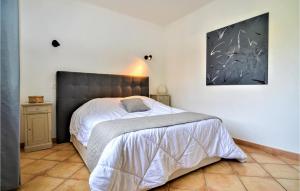 Maisons de vacances Awesome Home In Bellegarde With Wifi, Outdoor Swimming Pool And Swimming Pool : photos des chambres