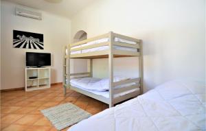 Maisons de vacances 4 Bedroom Lovely Home In Bellegarde : photos des chambres