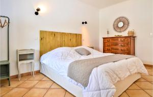 Maisons de vacances Awesome Home In Bellegarde With Wifi, Outdoor Swimming Pool And Swimming Pool : photos des chambres