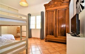 Maisons de vacances 4 Bedroom Lovely Home In Bellegarde : photos des chambres