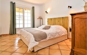 Maisons de vacances 4 Bedroom Lovely Home In Bellegarde : photos des chambres