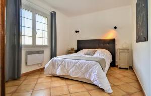 Maisons de vacances 4 Bedroom Lovely Home In Bellegarde : photos des chambres