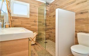 Maisons de vacances 4 Bedroom Lovely Home In Bellegarde : photos des chambres