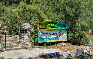 Maisons de vacances 4 Bedroom Lovely Home In Bellegarde : photos des chambres