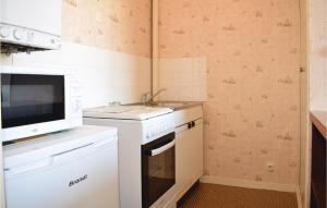 Appartements Amazing apartment in Grandcamp Maisy with 1 Bedrooms and WiFi : photos des chambres