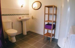 Maisons de vacances 3 Bedroom Gorgeous Home In St Fort Sur Gironde : photos des chambres