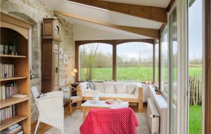 Maisons de vacances Nice Home In Auxais With Kitchenette : photos des chambres