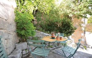 Appartements 3 Bedroom Nice Home In Bonnieux : photos des chambres