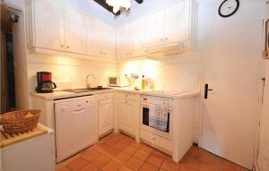 Appartements 3 Bedroom Nice Home In Bonnieux : photos des chambres